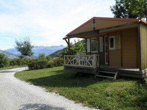 บ้านเคลื่อนที่คอมฟอร์ท, 2 ห้องนอน | เครื่องนอนระดับพรีเมียม, ห้องพักตกแต่งอย่างมีเอกลักษณ์, ผ้าม่านกันแสง