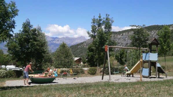 Área de juegos infantiles al aire libre