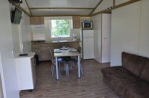 บ้านเคลื่อนท�ี่สำหรับครอบครัว, 3 ห้องนอน | บริเวณนั่งเล่น | ทีวีจอแบน