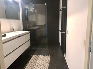 Apartment, 3 Bedrooms (347) | Bathroom shower