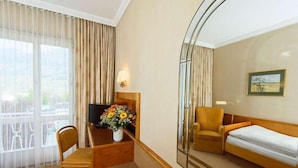 Standard Double Room | Minibar, WiFi (free), bed sheets - Kurhotel Alpina (Bad Reichenhall)