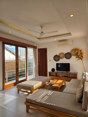 Three Bedroom Private Pool Two Story | 1 kamar tidur, brankas, meja kerja, dan kedap suara