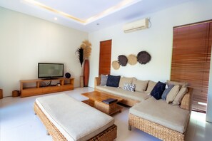 32-inch Smart TV with satellite channels, Netflix, DVD player - Bali Easy Living Canggu (Canggu)