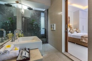 Villa, 3 Bedrooms | Bathroom | Shower, rainfall showerhead, free toiletries, bathrobes - Bali Easy Living Canggu (Canggu)