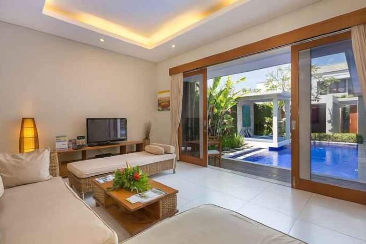 Area keluarga | Smart TV 32-inci dengan saluran TV satelit, Netflix, dan pemutar DVD