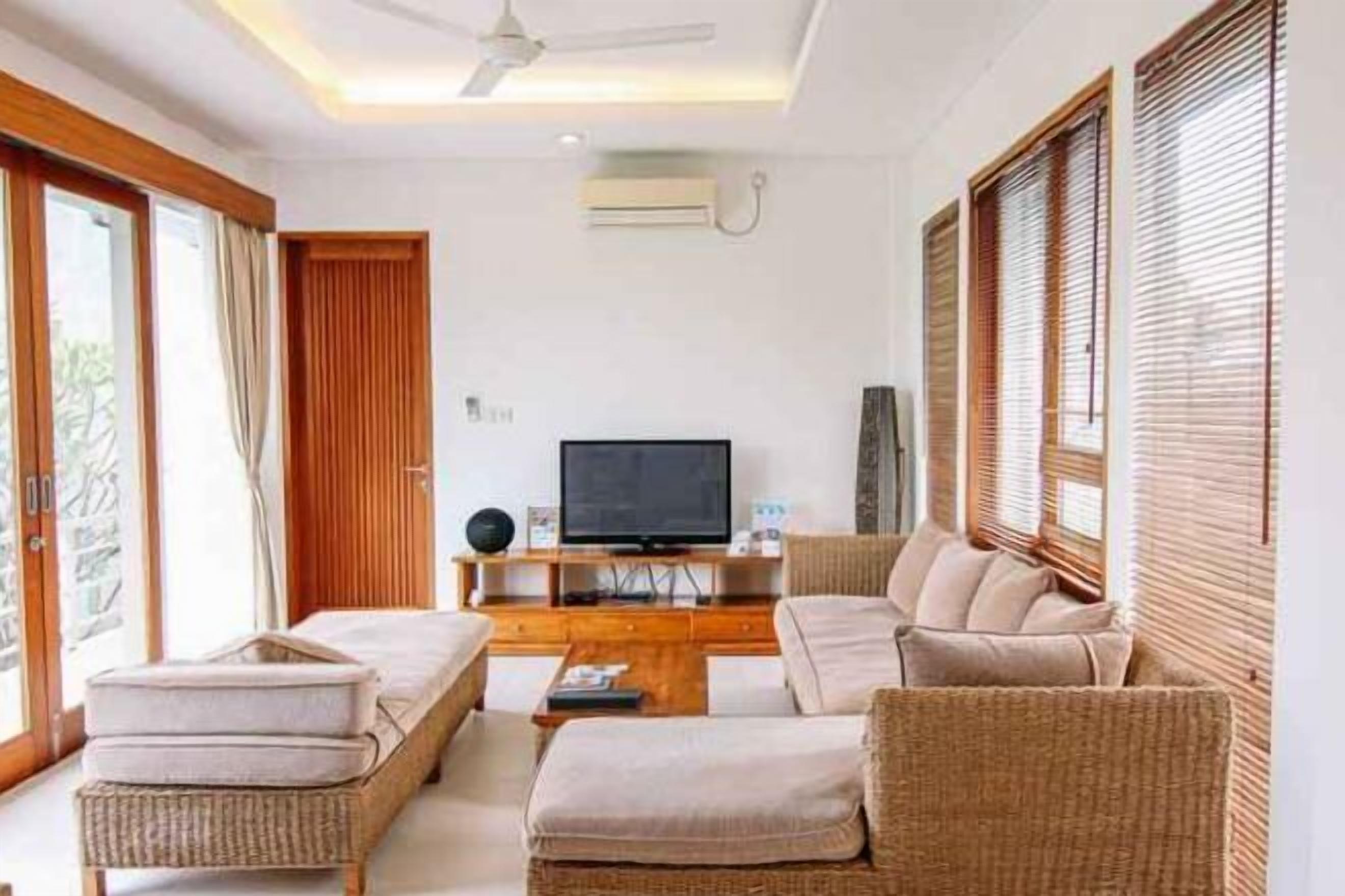 Living area | 32-inch Smart TV with satellite channels, Netflix, DVD player