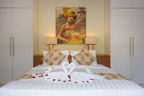 1 kamar tidur, brankas, meja kerja, dan kedap suara