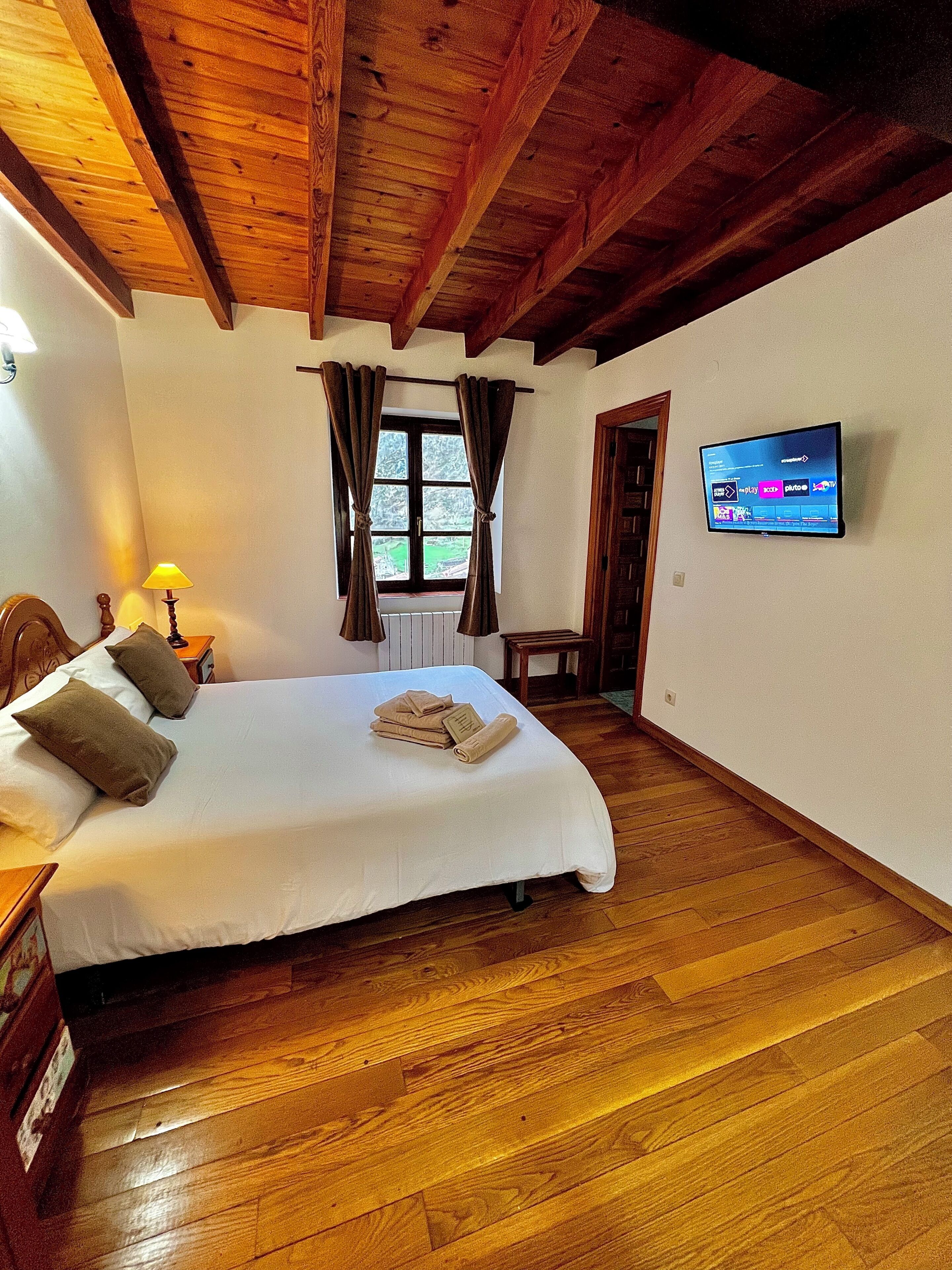 スタンダード ダブルルーム | セーフティボックス (室内)、デスク、WiFi (無料)、ベッドシーツ