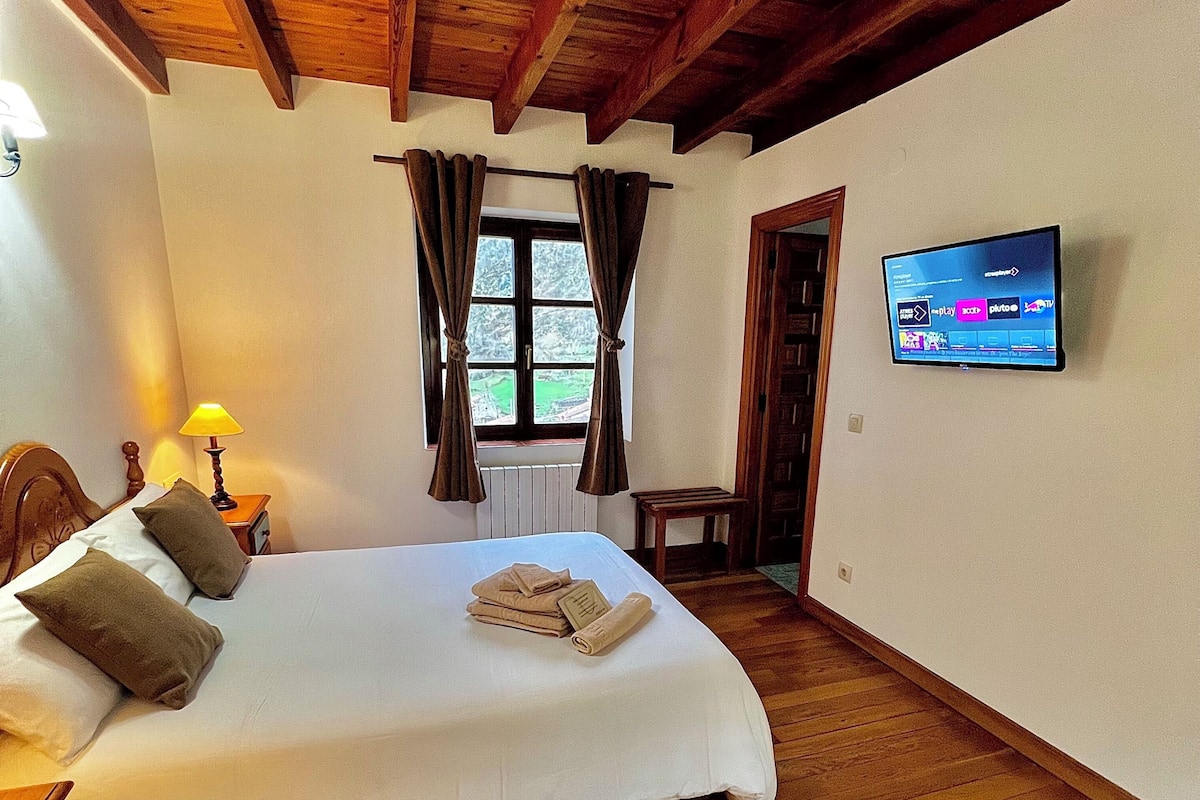 标准双人房 | 客房内保险箱、办公桌、免费 WiFi、床单