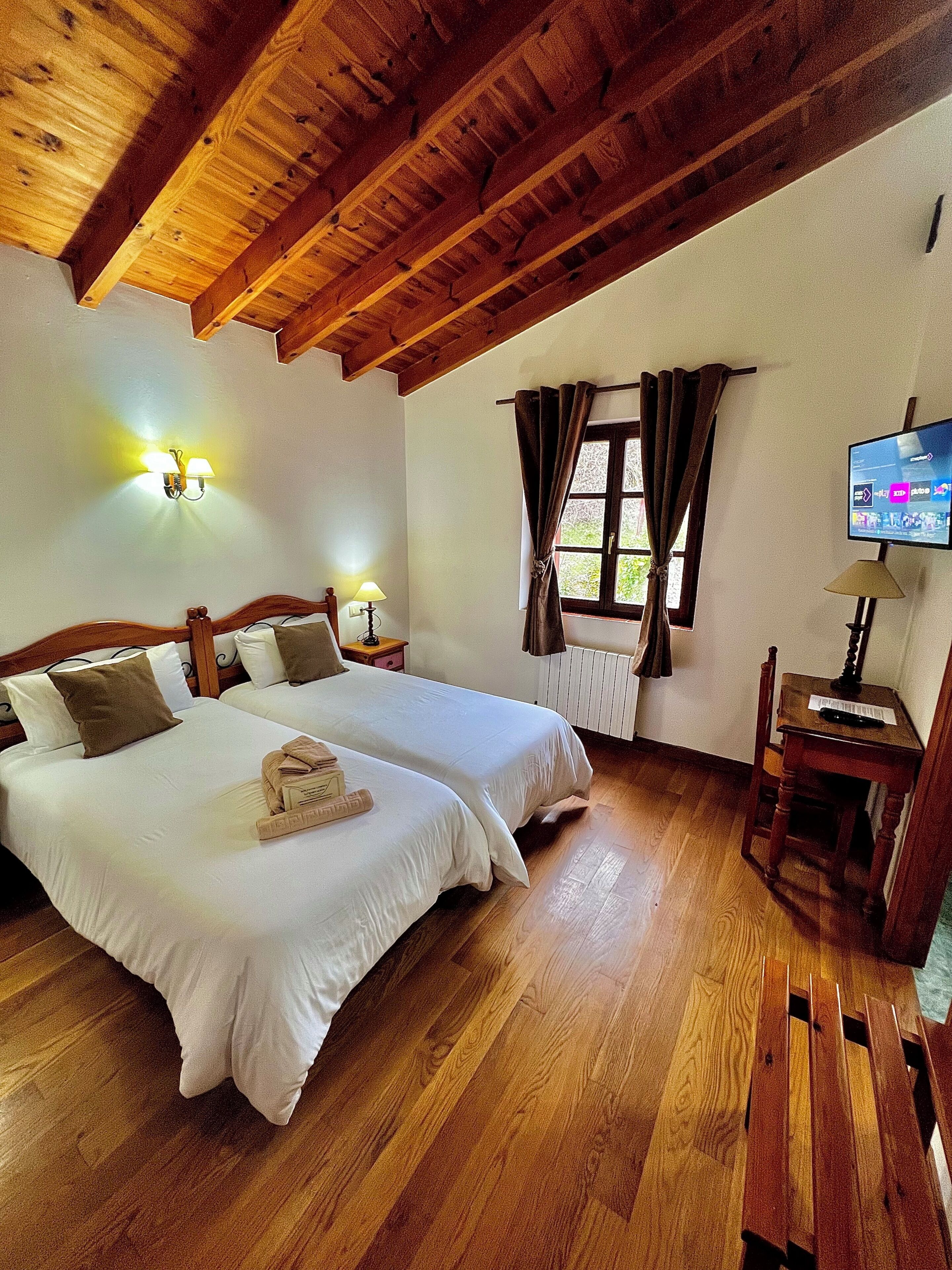 スタンダード ツインルーム | セーフティボックス (室内)、デスク、WiFi (無料)、ベッドシーツ