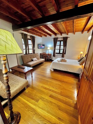 Zimmersafe, Schreibtisch, kostenloses WLAN, Bettwäsche