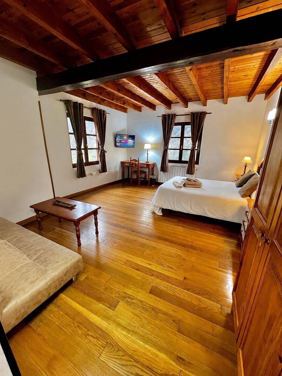 Family Quadruple Room | In-room safe, desk, WiFi (free), bed sheets