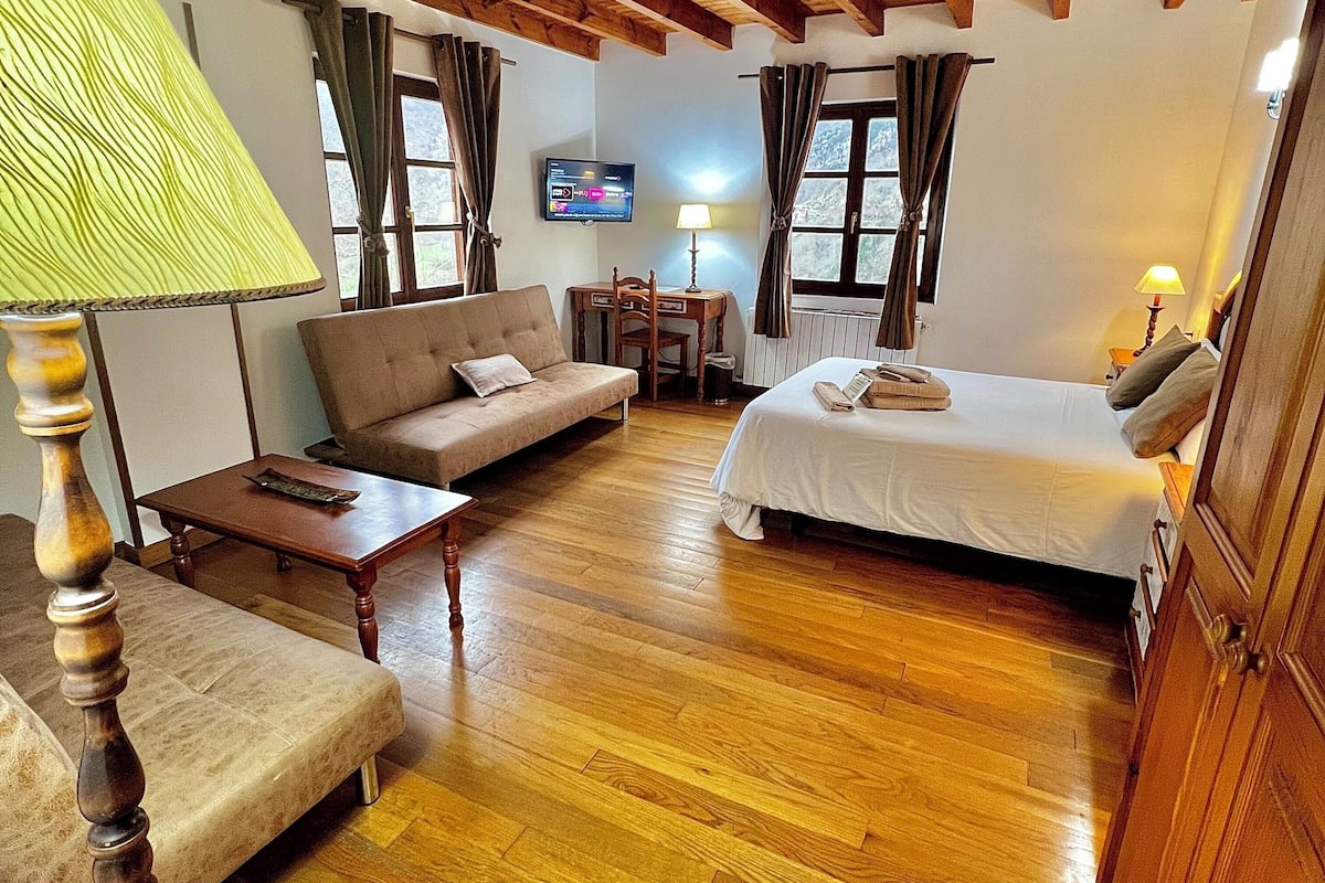 家庭四人房 | 客房内保险箱、办公桌、免费 WiFi、床单