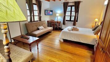 Familie vierpersoonskamer | Een kluis op de kamer, een bureau, gratis wifi, beddengoed