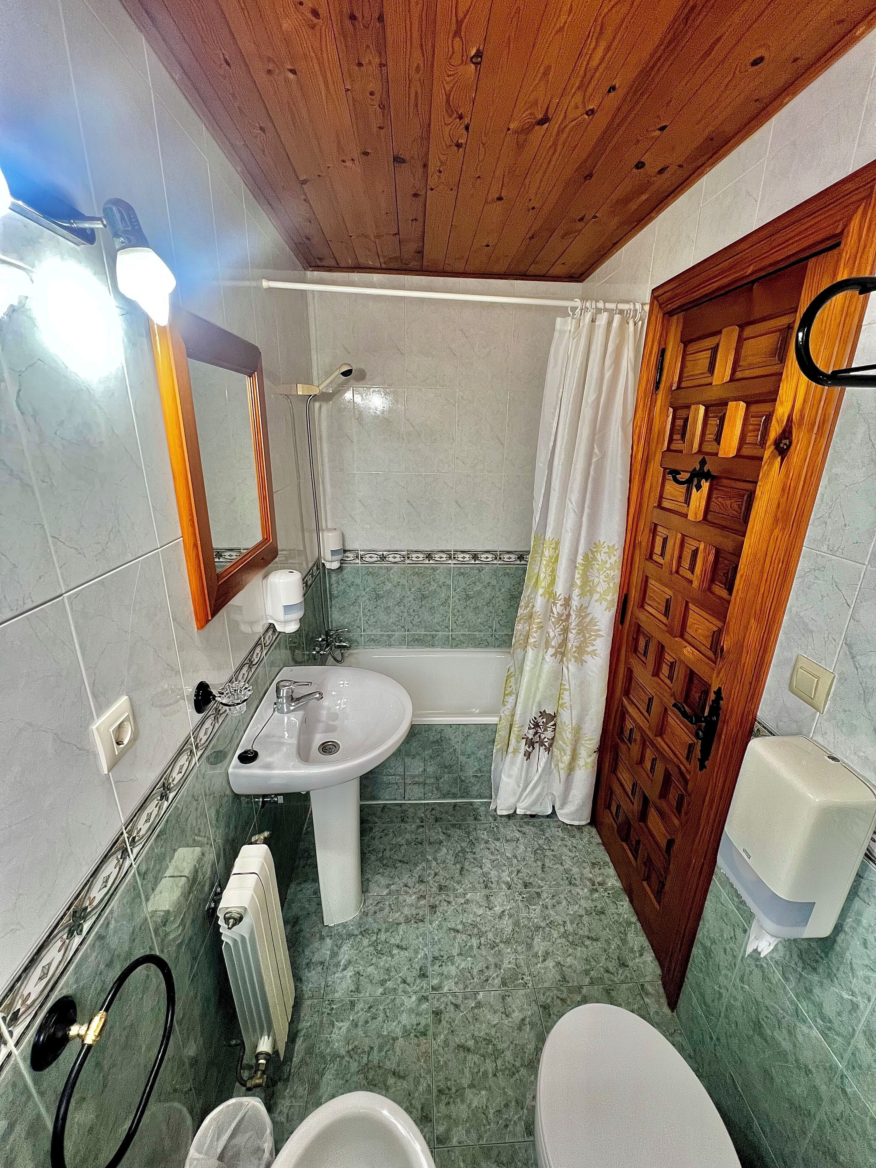 免费洗浴用品、吹风机、毛巾