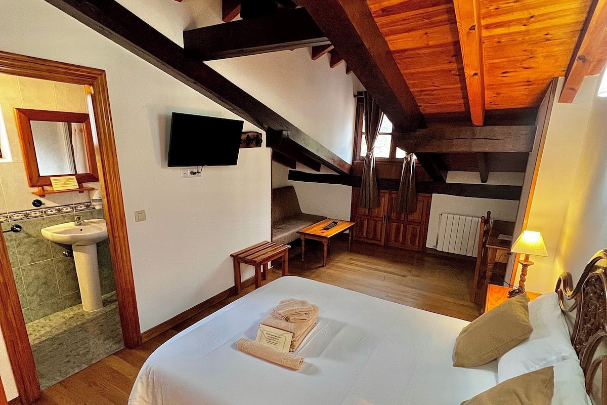 家庭三人房 | 客房内保险箱、办公桌、免费 WiFi、床单