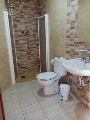 Gratis toiletartikelen, een haardroger, handdoeken
