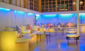 2 restauranter, frokost, lunsj og middag serveres, internasjonale retter