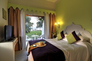 Standard Twin Room, Garden View  | Minibar, safe på rommet og strykejern/-brett