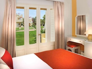 Standard Twin Room, Garden View  | Minibar, brankas, dan setrika/meja setrika