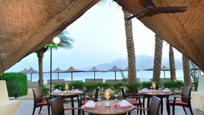 2 restaurantes; se sirven desayunos, almuerzos y cenas