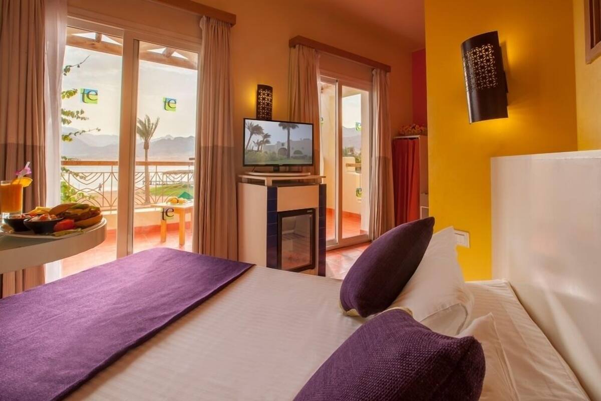 Superior Twin Room, Side Sea View | 迷你吧、客房內保險箱、熨斗/熨衣板
