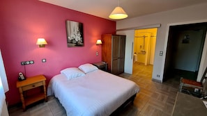 Superior Double Room, Garden Area | Desk, free WiFi, bed sheets - Hotel Restaurant l'Unique (Menesqueville)