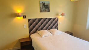 Quarto casal standard | Escrivaninha, Wi-Fi de cortesia, roupa de cama