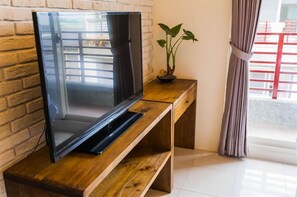 Deluxe Double Room | Blackout curtains, soundproofing, rollaway beds, free WiFi - Happy Snails (Wujie)