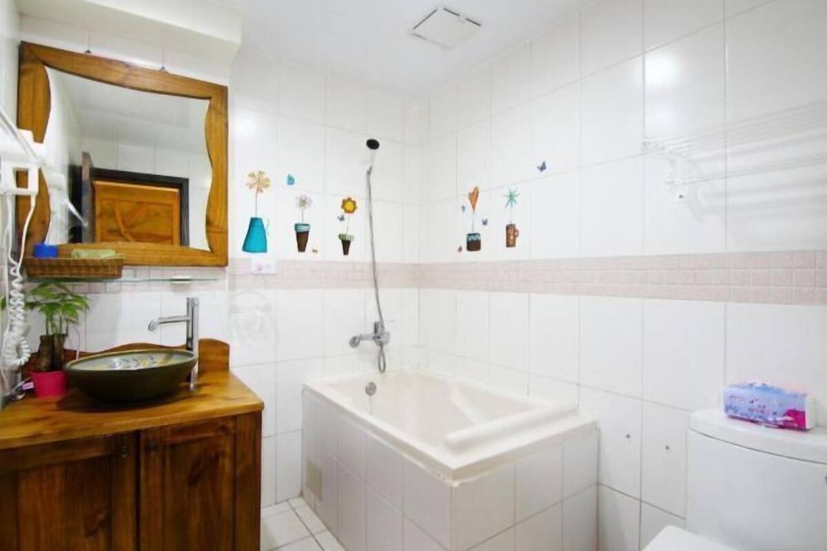 Bathroom | Free toiletries, hair dryer, slippers, towels