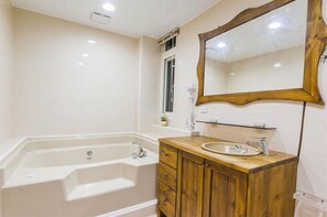 Family Room (6 people ) | Bathroom | Free toiletries, hair dryer, slippers, towels - Happy Snails (Wujie)