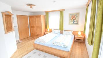 Habitación básica doble, 1 cama Queen size | Escritorio, wifi gratis y ropa de cama