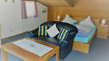 Basic-Doppelzimmer, 1 Queen-Bett | Schreibtisch, kostenloses WLAN, Bettwäsche