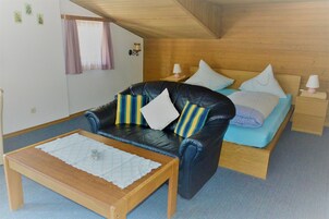 基础双人房, 1 张大床 | 办公桌、免费 WiFi、床单