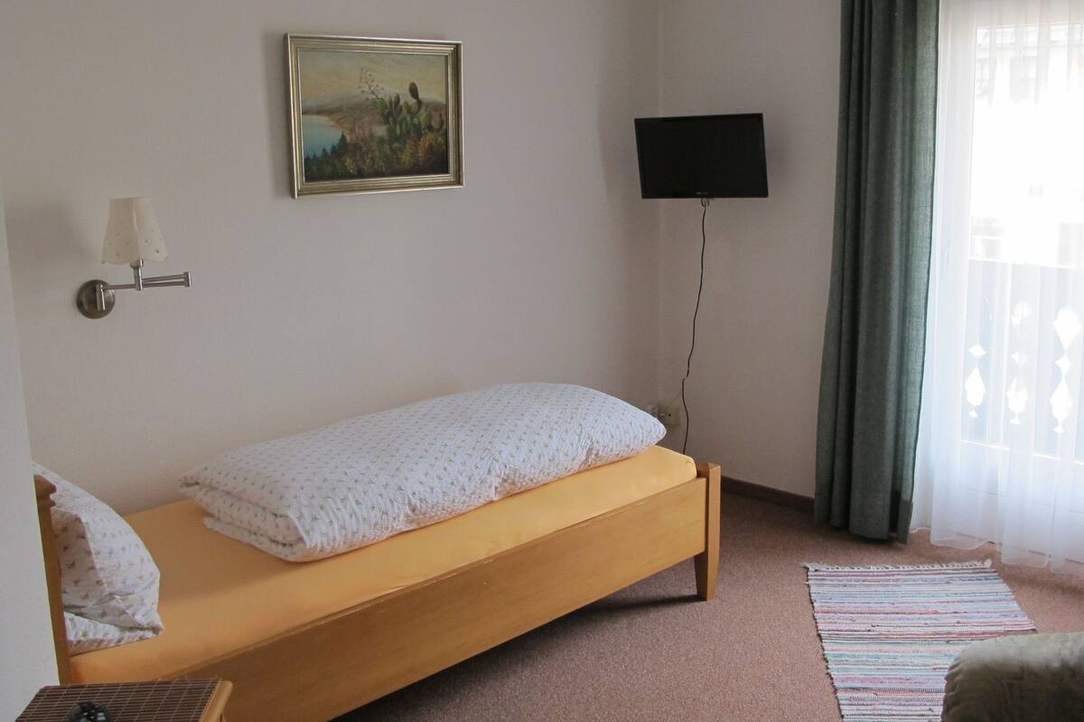 Kamar Single Basic, 1 Tempat Tidur Twin | Meja kerja, Wi-Fi gratis, dan seprai linen