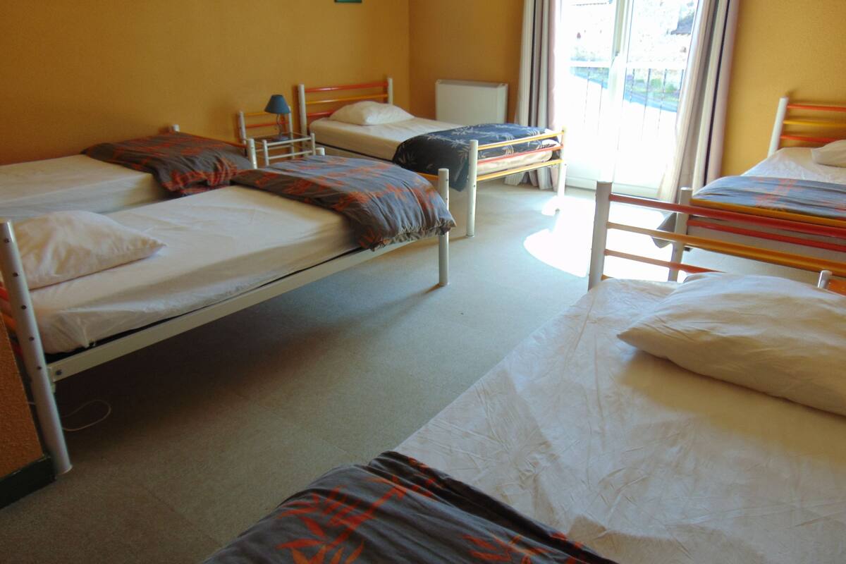 family room, non smoking (5 personnes) | blackout curtains, free cots/infant beds, free wifi, bed sheets