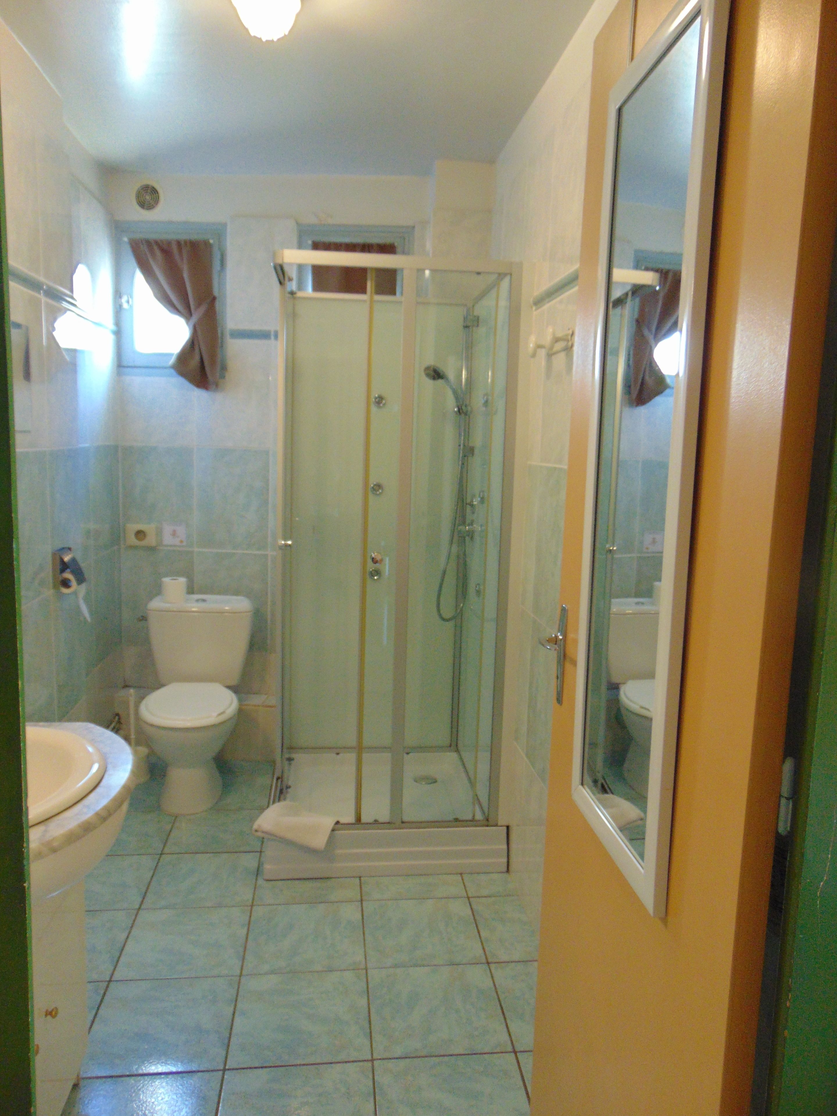 family room, non smoking (5 personnes) | bathroom | shower, hair dryer