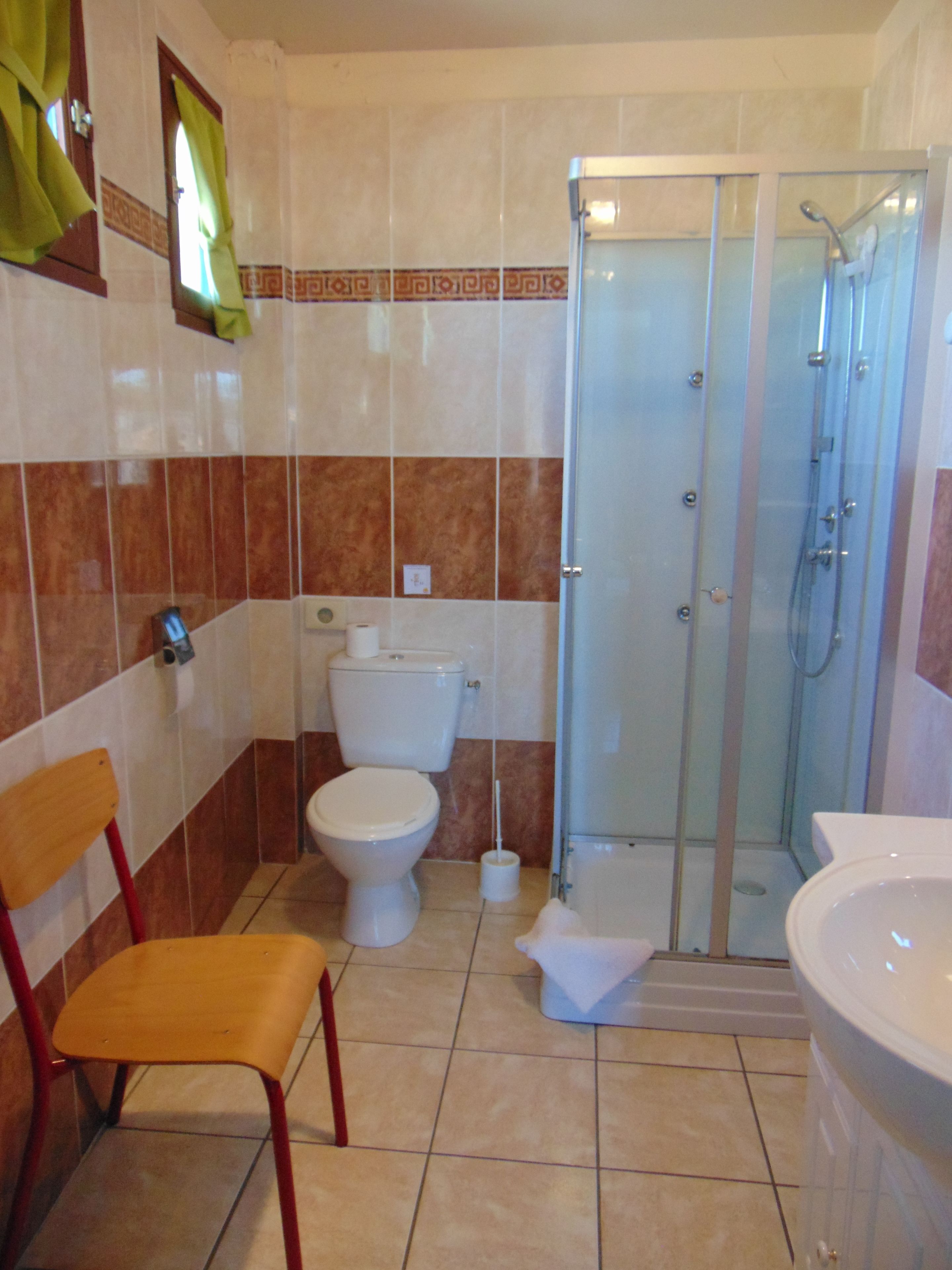 quadruple room, non smoking | bathroom shower