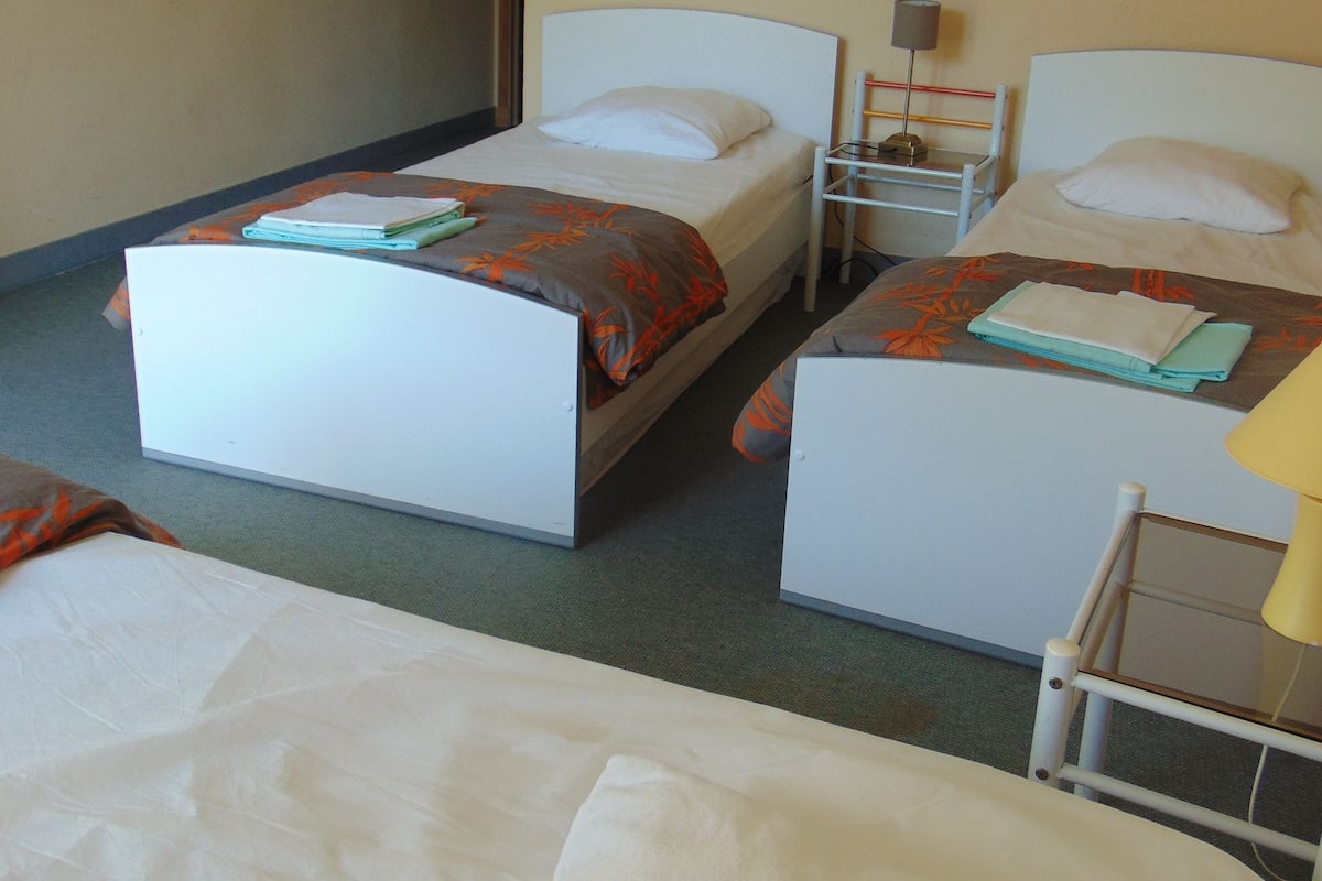 Habitación triple, para no fumadores | Cortinas blackout, cunas gratuitas, wifi gratis y ropa de cama