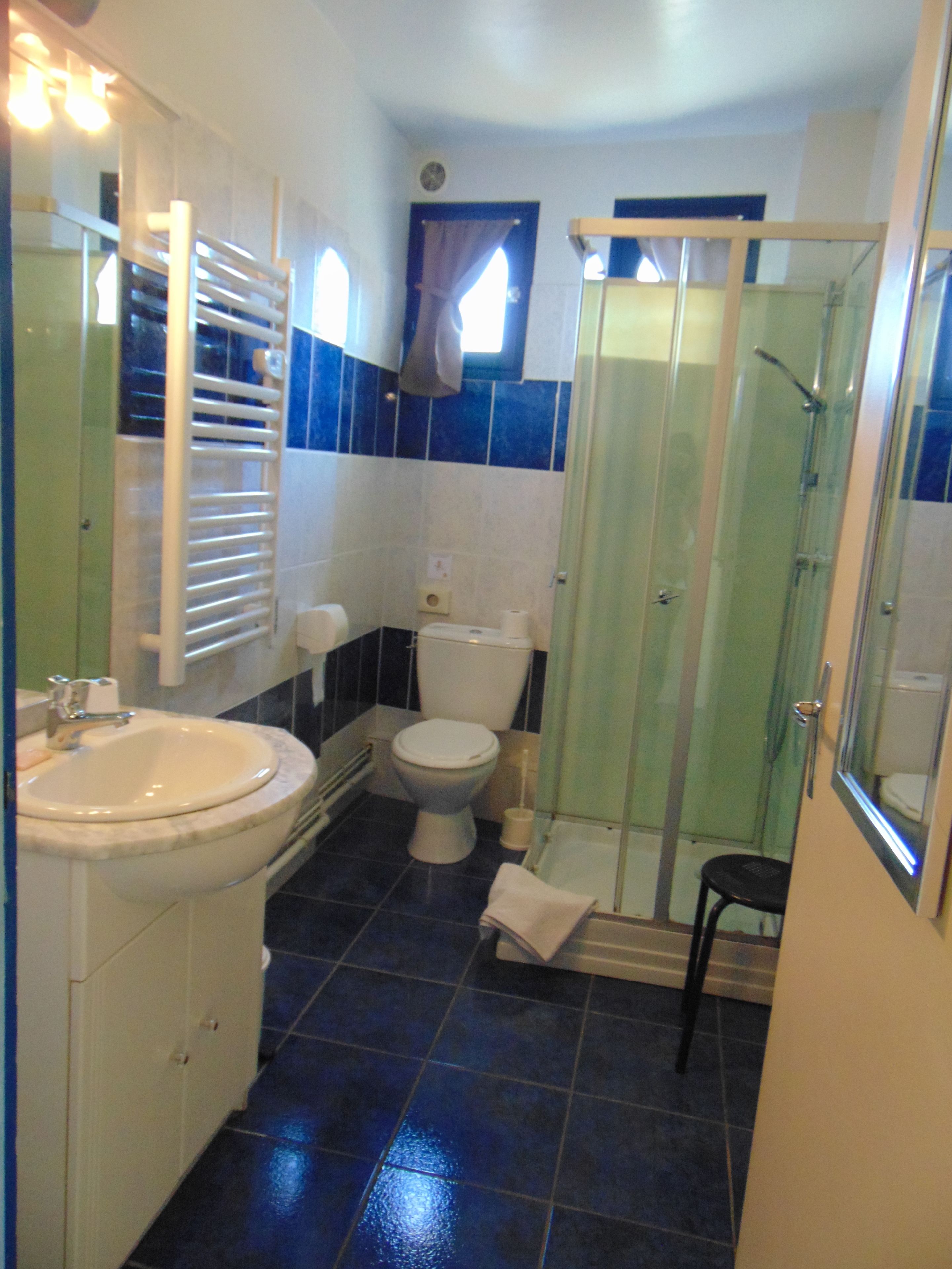 triple room, non smoking | bathroom | shower, hair dryer