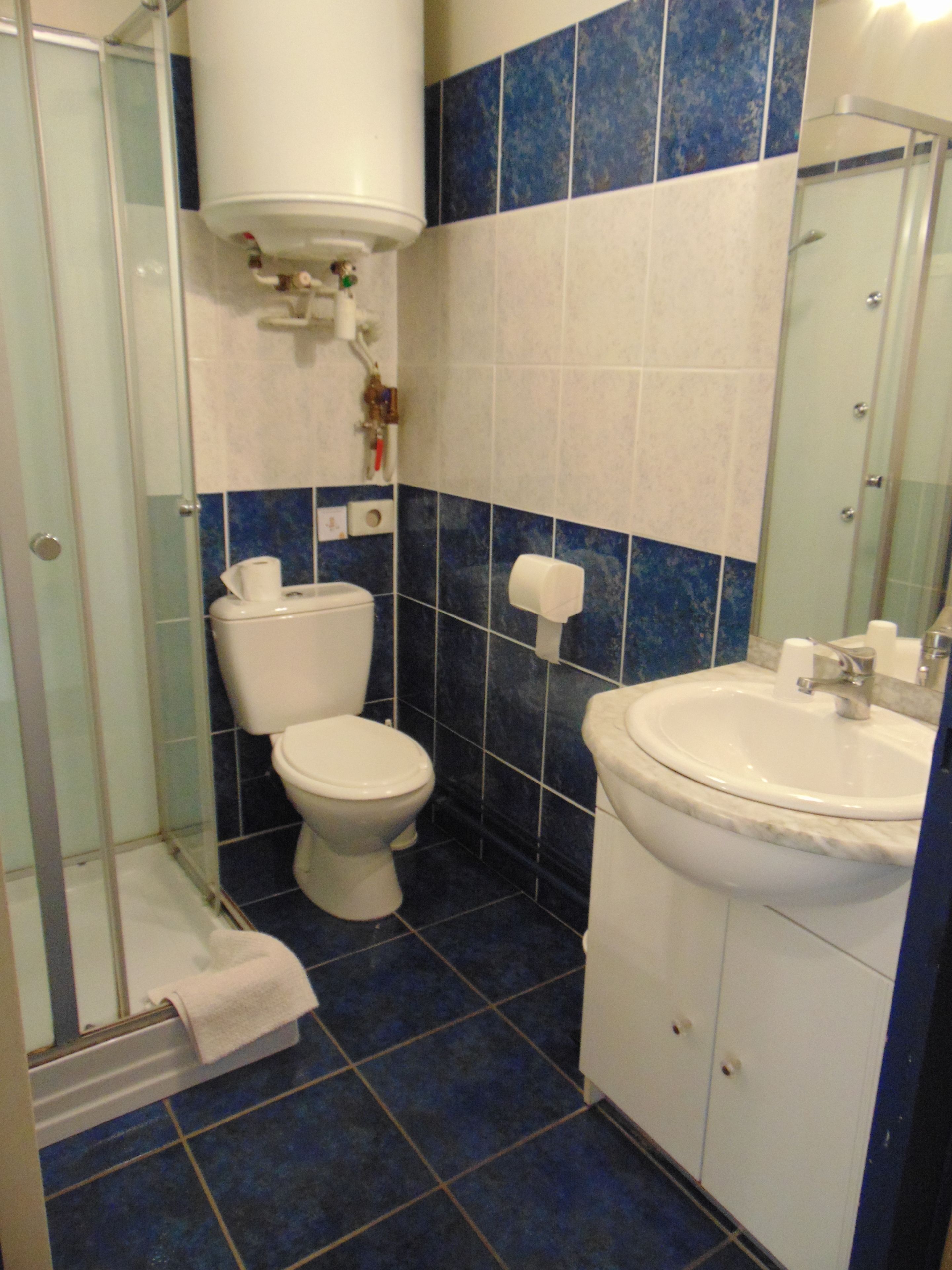 triple room, non smoking | bathroom | shower, hair dryer