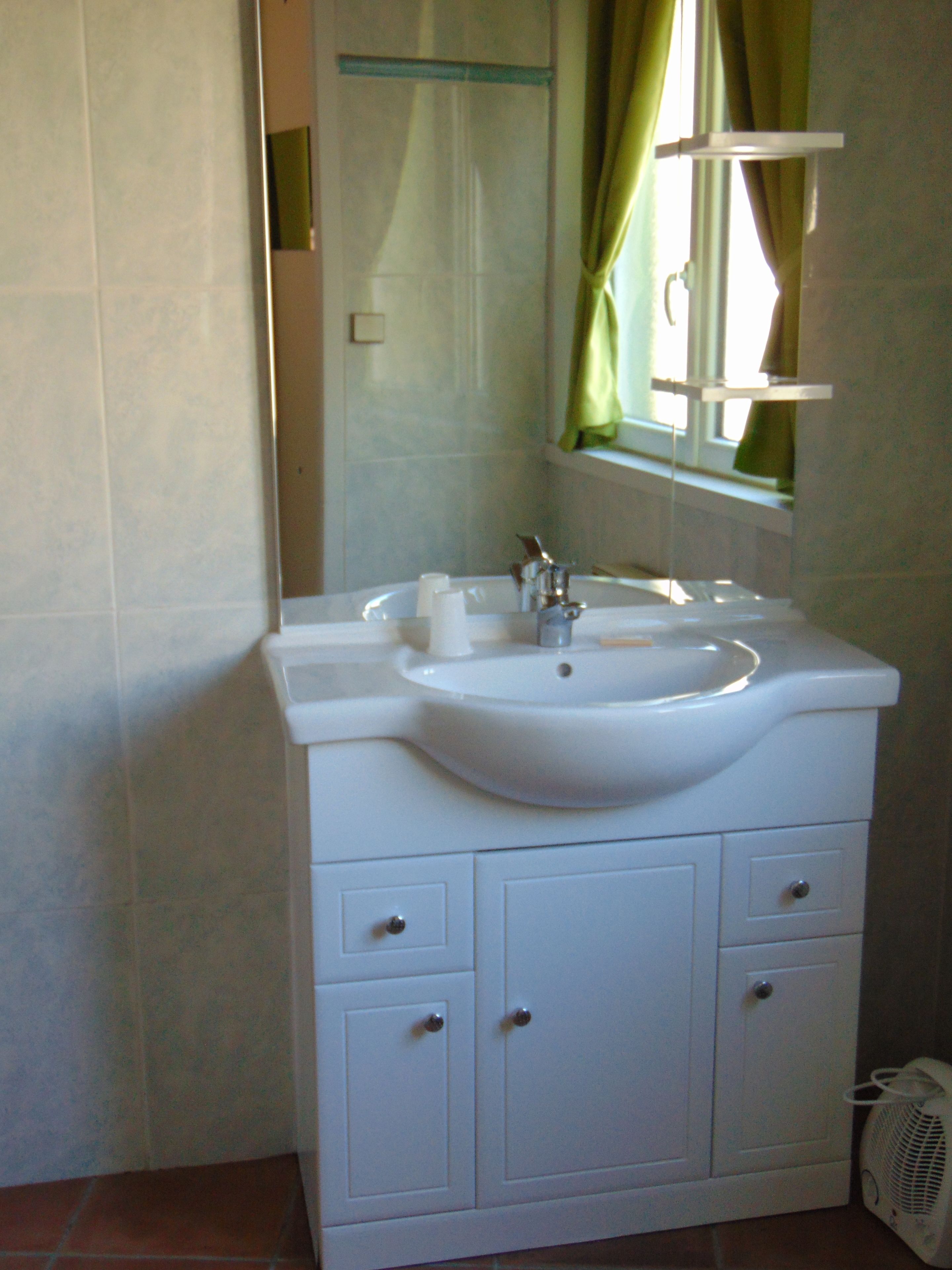 family room, non smoking (6 personnes) | bathroom sink