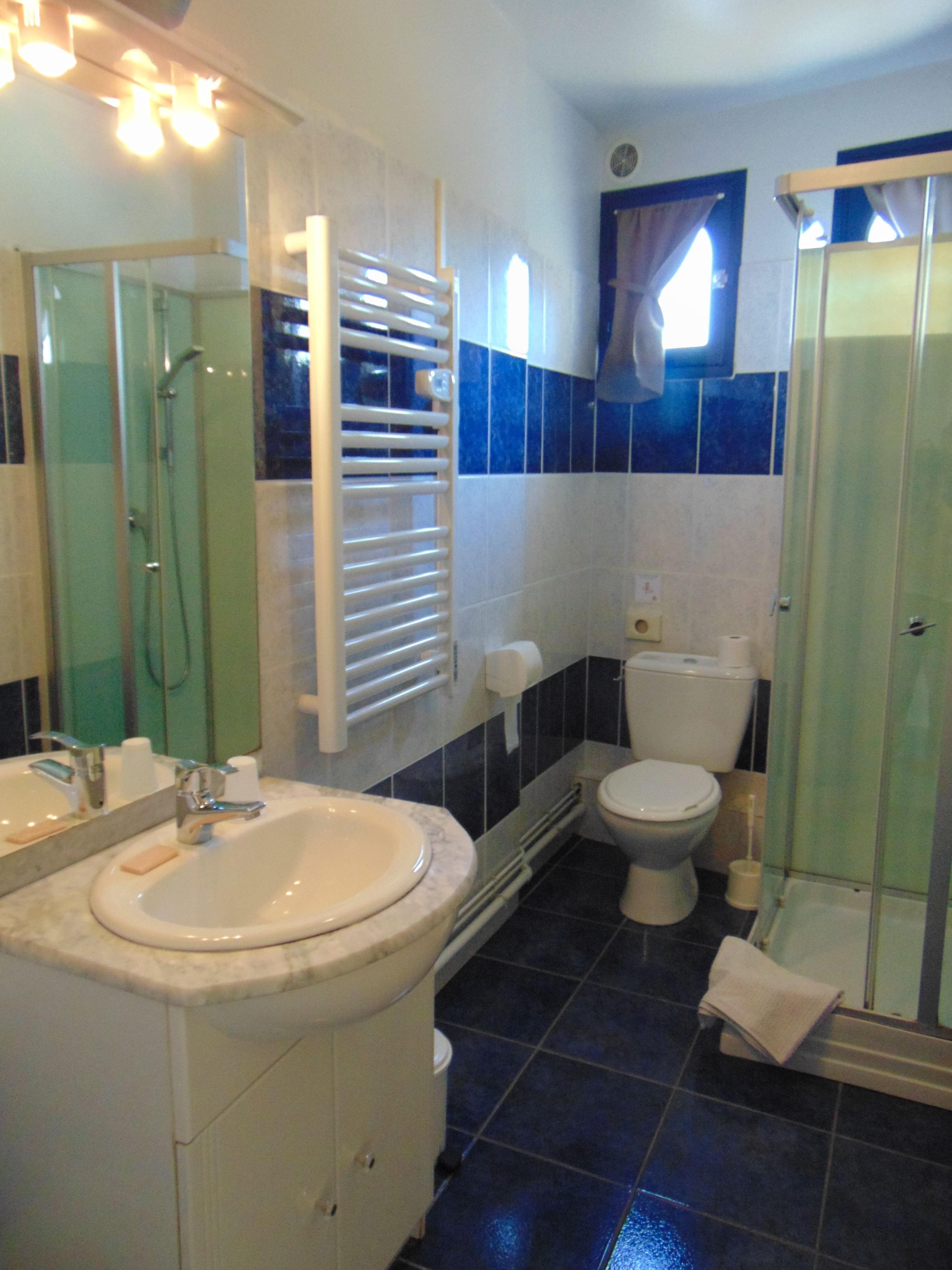 triple room, non smoking | bathroom | shower, hair dryer