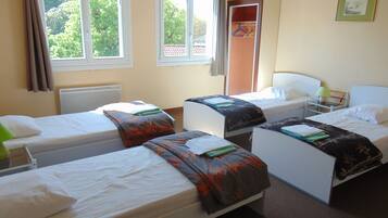 FyrbÀddsrum - icke-rökare | MörklÀggningsgardiner, gratis barnsÀngar, gratis wi-fi och sÀngklÀder