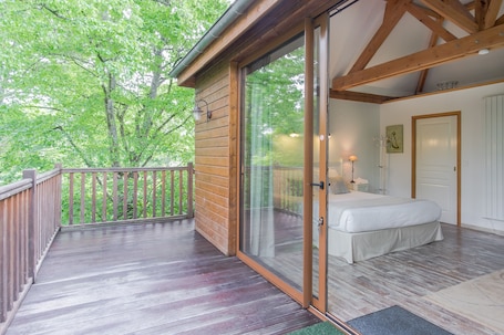 Romantic Cabin, Hot Tub | Egyptian cotton sheets, premium bedding, individually decorated. Manoir Du Parc - Adults Only
