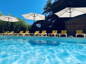 Piscina a l'aire lliure de temporada, piscina climatitzada i gandules 