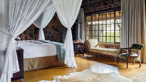 Luxury Private Bungalow with 2 Game Drives | 이집트산 면 시트, 오리/거위털 이불, 객실 내 금고, 책상