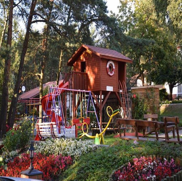 Children’s play area – outdoor