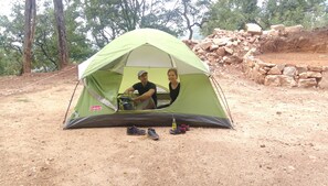 Tente, fumeur, vue colline