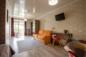 Individually decorated, blackout drapes, iron/ironing board, free WiFi - Logis Hôtel l'Essille (Bassac)